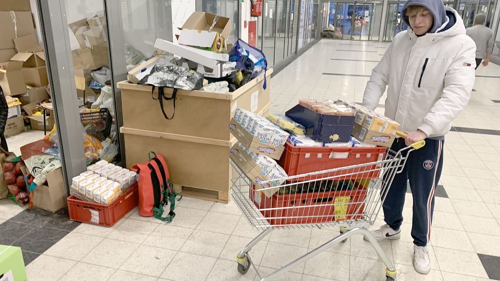 Um die Geflüchteten zu versorgen, wurden Lebensmitteln in den Sammellagern verteilt. Foto: Arends