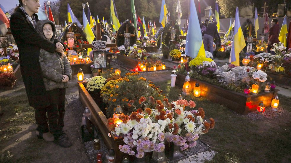 Kollektive Erfahrung der Gewalt: An Allerheiligen wurden auf dem Lychakiv-Friedhof in Lwiw Kerzen an den Gräbern der ukrainischen Soldaten angezündet, die im Krieg mit Russland gefallen sind. Foto: dpa/SOPA Images via ZUMA Press Wire