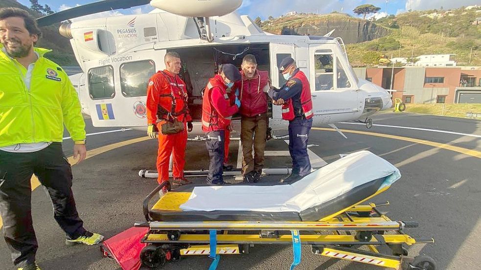 Völlig entkräftet wird Jochen Sollermann von seinen Rettern gestützt. Foto: Regional Emergency Operations Command