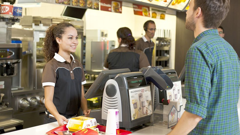 Bei McDonald‘s gibt es verschiedene Stufen für Mitarbeiter, innerhalb derer sie nach und nach aufsteigen können und nach denen sich ihr Gehalt richtet. Foto: obs/Mc Donald‘s