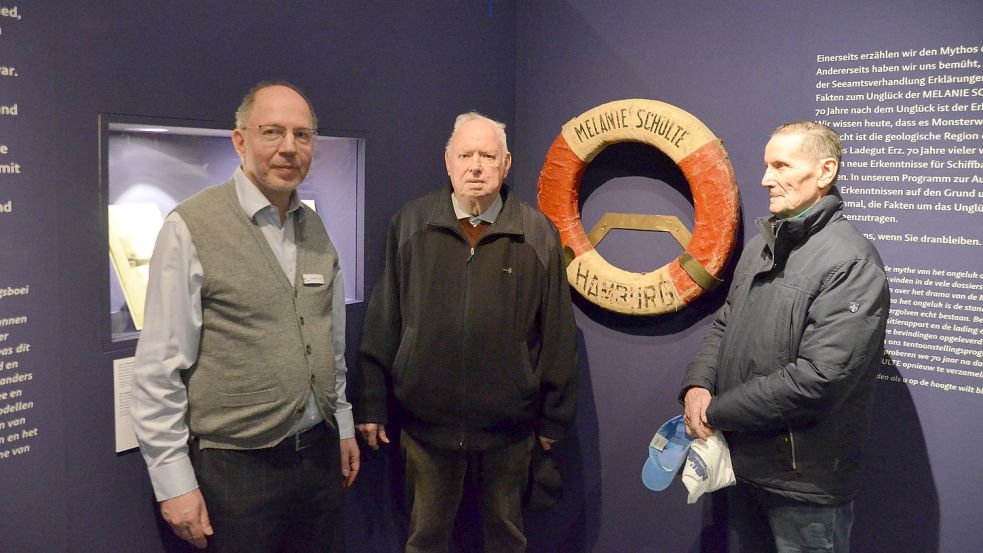 Diethelm Kranz (von links) führte Helmut Fokkena, Ernst Richter und unsere Zeitung am Freitag durch die Ausstellung. Foto: Hillebrand