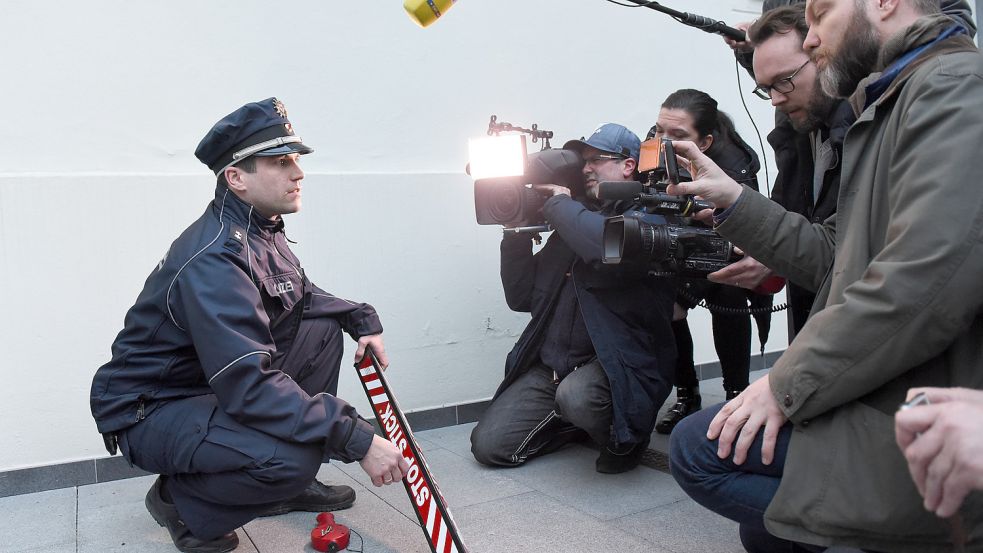 Ein Polizist präsentiert Medienvertretern einen Stop-Stick. Im Kampf gegen Geldautomaten-Sprenger fordert die Gewerkschaft der Polizei, alle Polizeifahrzeuge in Niedersachsen mit solchen Stop-Sticks auszustatten. Foto: dpa/ Friedrich Bungert