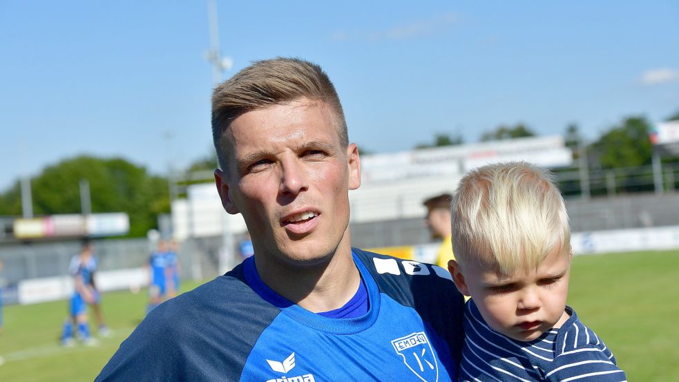 Wenn der Papa für Kickers Emden aufläuft, sind die kleinen Söhne Leonard und Jonathan (hier auf dem Arm von Bastian Dassel) auch häufig mit im Stadion. Foto: Wagenaar