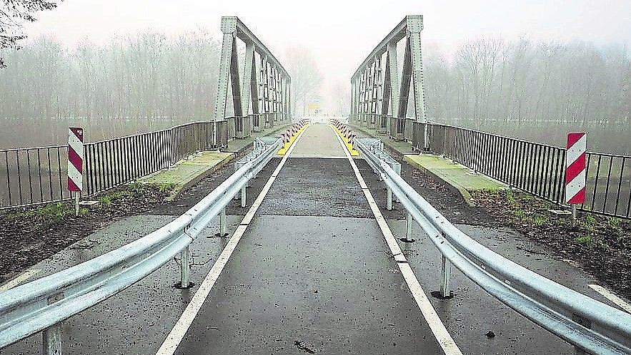 In Surwold ist der Träger einer Brücke über den Küstenkanal von einem Kranausleger gerammt worden. Foto: Moormann