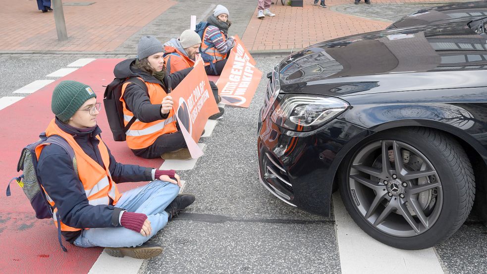 Die Aktivisten der „Letzten Generation“ blockierten seit dem 6. Februar Straßen in Hannover. Damit ist jetzt Schluss. Die Stadt hat sich hinter die Forderungen gestellt. Foto: dpa/ Julian Stratenschulte