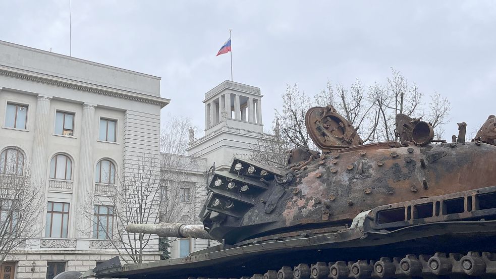 Ein vor Kiew zerstörter russischer Panzer aus steht seit Freitag Morgen vor der russischen Botschaft in Berlin, um auf den Ukraine-Krieg hinzuweisen. Foto: Tobias Schmidt
