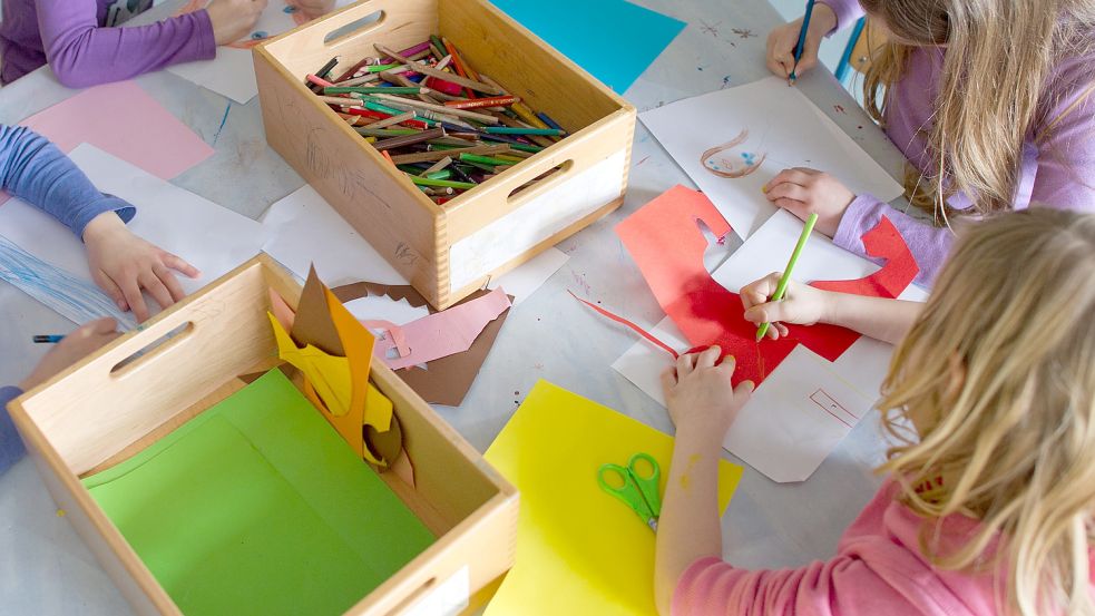 Die Stadt Leer betreibt ihre eigenen Kindergärten noch bis August 2024 weiter. Danach übernimmt der Landkreis. Symbolfoto: Anspach/dpa