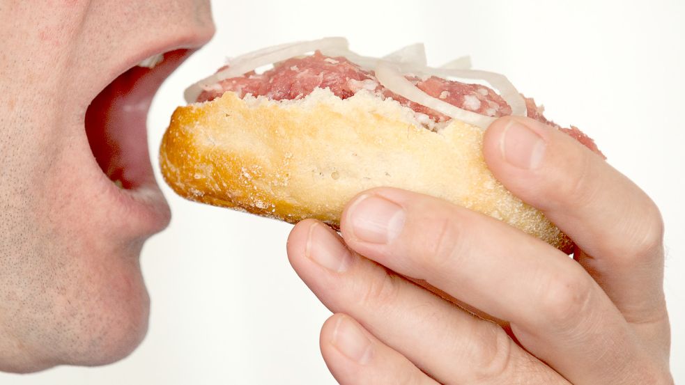 Mettbrötchen sind ein beliebter, deftiger Snack - und ein gute Möglichkeit, sich eine Lebensmittelinfektion einzufangen. Foto: dpa/Hauke-Christian Dittrich