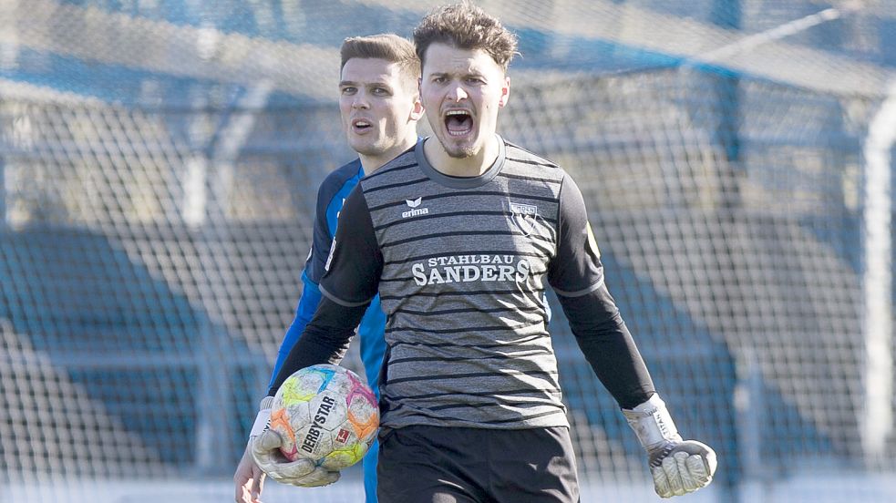 Torhüter Isaak Djokovic und Kapitan Bastian Dassel standen wieder in der Startelf. Fotos: Doden/Emden