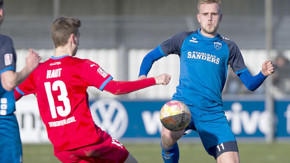 Marvin Eilerts (rechts) zeigte eine starke Partie und erzielte den einzigen Emder Treffer. Foto: Doden/Emden