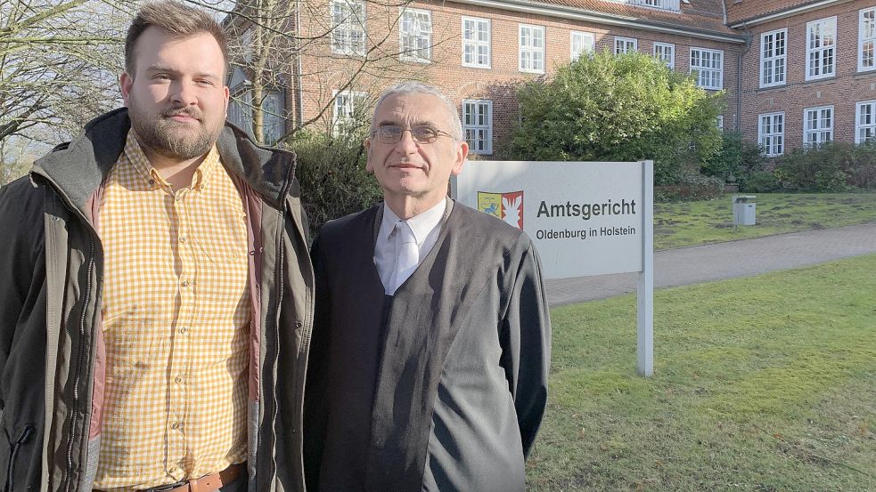 Der Stabsunteroffizier und sein Rechtsanwalt Andreas Gronimus vor dem Oldenburger Amtsgericht. Foto: Eckard Gehm
