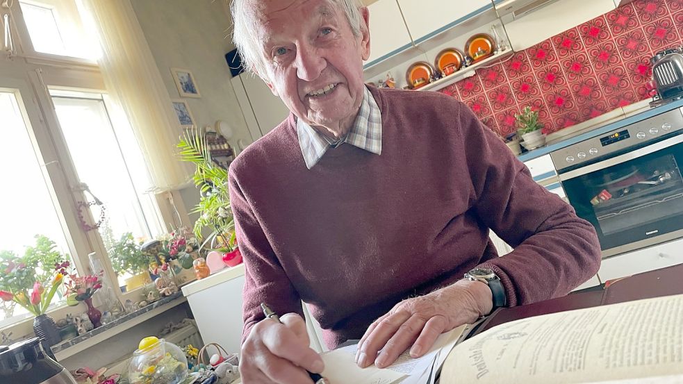 Heinz Esser schreibt für das Foto in seiner Küche Steno. Der 92-Jährige hält sich mit der Kurzschrift geistig fit. Foto: Päschel