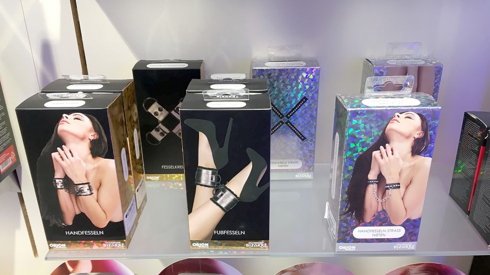 Nach Polizei-Einsatz wegen einer Panne beim Verkehr: Handschellen-Alternativen aus dem Erotik-Shop in Schwerin. Foto: Udo Roll