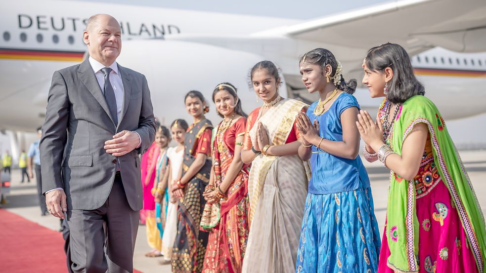 Unterwegs in Sachen strategischer Partnerschaft: Bundeskanzler Olaf Scholz in Indien. Foto: picture alliance/dpa/Michael Kappeler