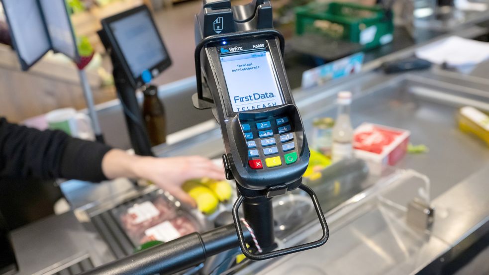 Für einige Produkte zahlen Verbraucher 2023 an der Kasse noch mehr. Foto: dpa/Sven Hoppe