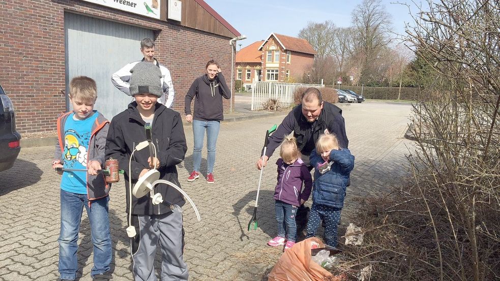 Beim traditionellen Frühjahrsputz in Weener packen nicht nur Erwachsene, sondern auch Kinder mit an, indem sie achtlos weggeworfenen Müll einsammeln. Dabei kommen jedes Mal große Mengen zusammen. Foto: Gettkowski/Archiv