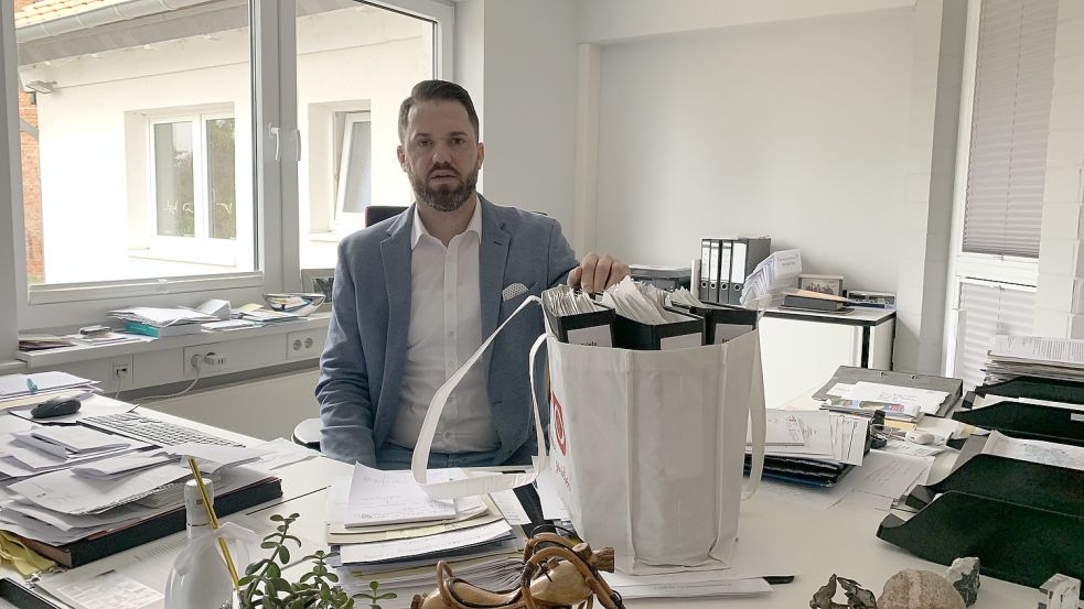 Hat ordnerweise Hassbriefe vor sich stehen: Marcel Litfin, Bürgermeister der Gemeinde Harsum. Foto: Lars Laue