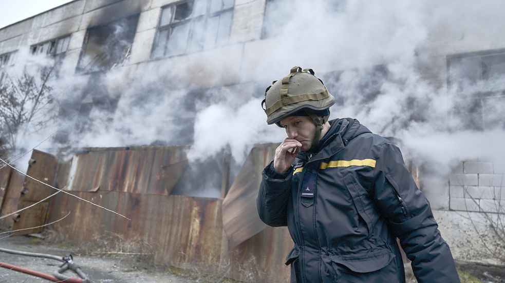 Trotz Lebensgefahr arbeiten die Rettungsdienste in der Ukraine weiter. Dabei sind sie auf Hilfe angewiesen. Foto: LIBKOS/AP/dpa