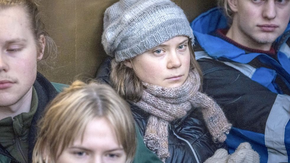 Greta Thunberg mit anderen Klimaaktivisten beim Protest gegen Windkraft vor dem Energieministerium in Oslo. Foto: imago images/NTB