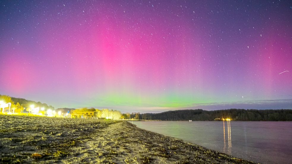 Hier in Wassersleben: Gegen 22.30 Uhr erstrahlte der Himmel in den schönsten Farben. Foto: Sebastian Iwersen