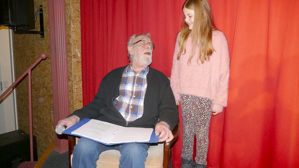 Willi Arends ist mit 85 Jahren das älteste und Deetje Kleemann mit acht Jahren das jüngste Ensemblemitglied. Foto: Jürgens