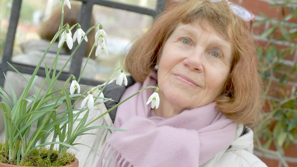 Wer bei Brigitte Knospe-Carstens zu den Schneeglöckchentagen kommt, kann nicht nur einen Topf mit den Frühlingsboten für den eigenen Garten bekommen, sondern auch Tipps aus der Gartenpraxis dazu. Foto: Ortgies