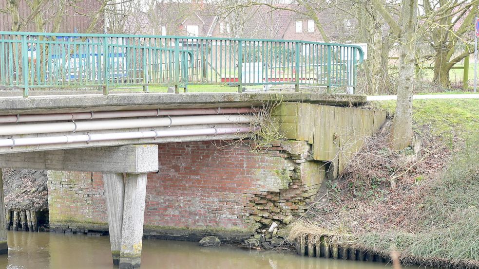 Dringend sanierungsbedürftig: Die Brücke Pilsumer Weg/Mühlenstraße in Greetsiel. Foto: Wagenaar