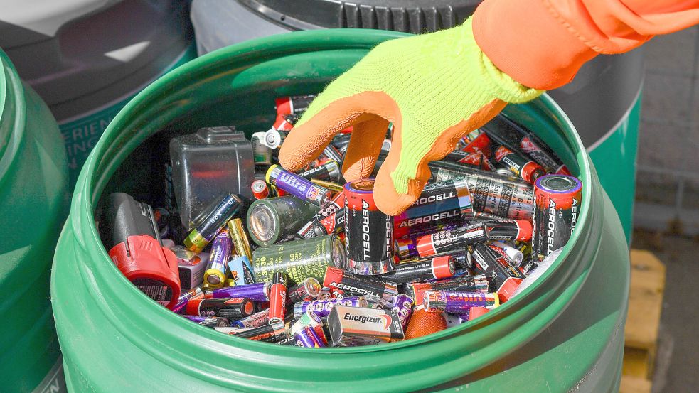 Batterien und Akkus haben im Hausmüll nichts zu suchen. Foto: Kalaene/dpa