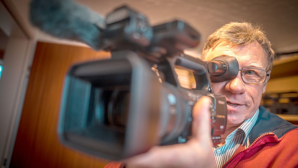 Jonny Stulken mit einer der Videokameras, mit der er die Bilder für den Großefehn-Film eingefangen hat. Foto: Cordsen