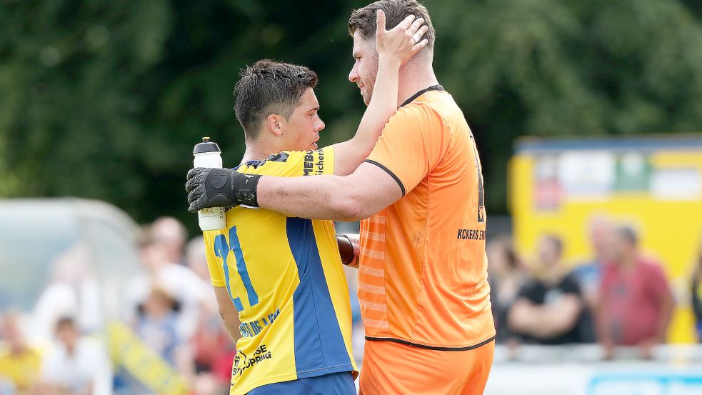 Nach dem 2:2 beim Aufstiegsspiel im Frühsommer gegen Kickers Emden gratulierte Emanuel Bento dem Kickers-Torwart Nils Ludwig zu einer überragenden Leistung. Foto: Noveski