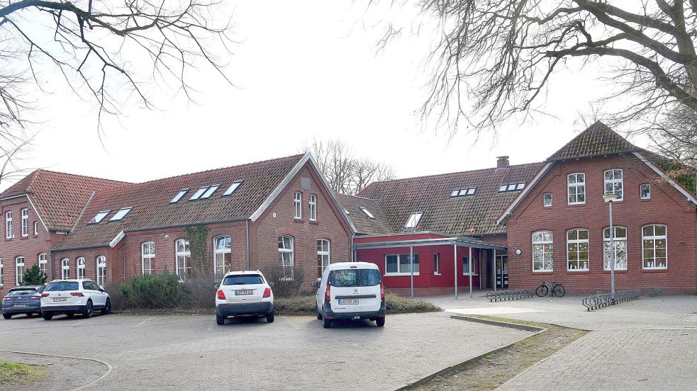 Das Gebäude der Grundschule Warsingsfehn-Ost an der Rinderhagenstraße hat einen nostalgischen Charme – aber immer wieder gibt es Platzprobleme. Foto: Stromann