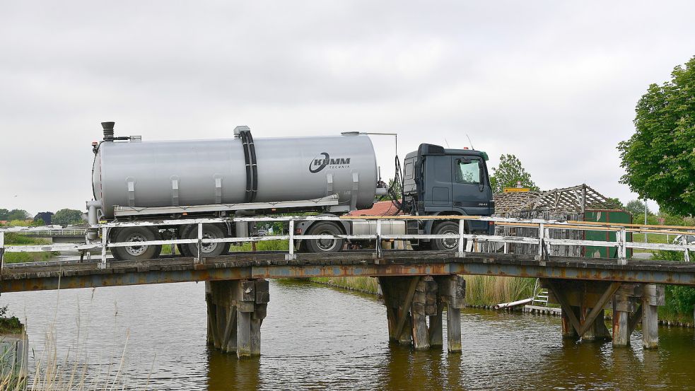 Seit August 2020 gehört dieses Bild der Vergangenheit an: Seitdem ist die Brücke am Kloster-Appingen-Weg für den Auto- und Schwerlastverkehr gesperrt. Foto: Wagenaar/Archiv