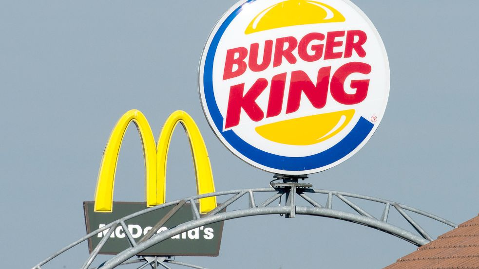 Die Fehde zwischen Burger King und McDonalds geht weiter: Nun führt Burger King seinen Konkurrenten wegen neuer pflanzenbasierter Produkte vor. Foto: dpa/Peter Kneffel