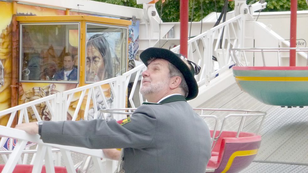 Der Rummelplatz ist seine Welt. Dieter Kramer testet noch jedes Fahrgeschäft selbst. Foto: Ahrends