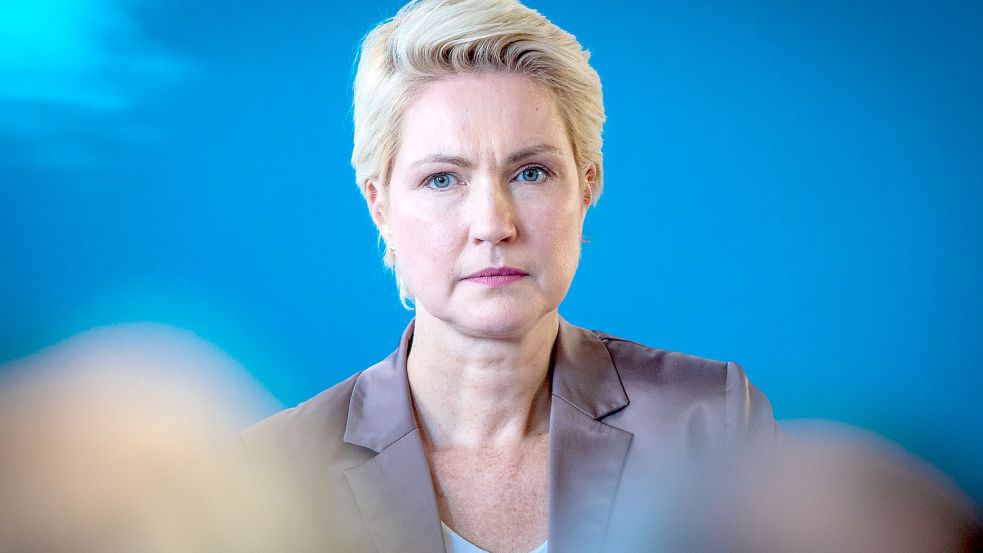 Manuela Schwesig lässt ihren Finanzminister die Klimastiftungs-Affäre erklären. Foto: dpa/Jens Büttner