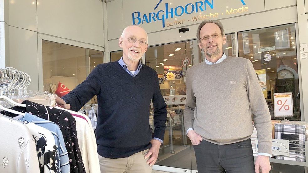 Die beiden Inhaber des Betten- und Wäschehauses Barghoorn, Peter Barghoorn (links) und Dirk Barghoorn, wollen sich nach etwa 35 Jahren „in die zweite oder dritte Reihe“ zurückziehen. Foto: H. Müller