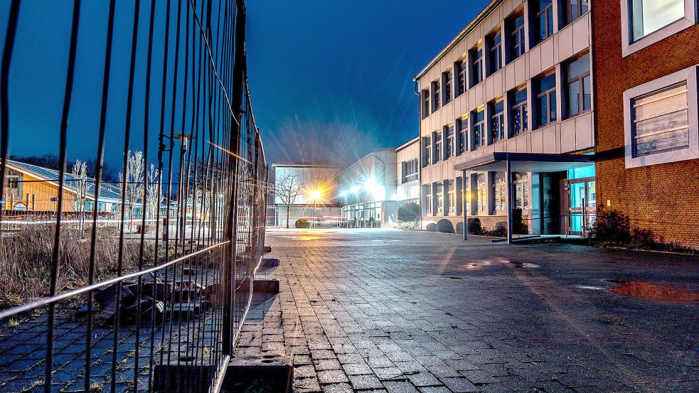 Ein Bauzaun sperrt bereits das Areal ab, auf dem die Erweiterungsbauarbeiten an der KGS in Großefehn erfolgen sollen. Foto: Cordsen