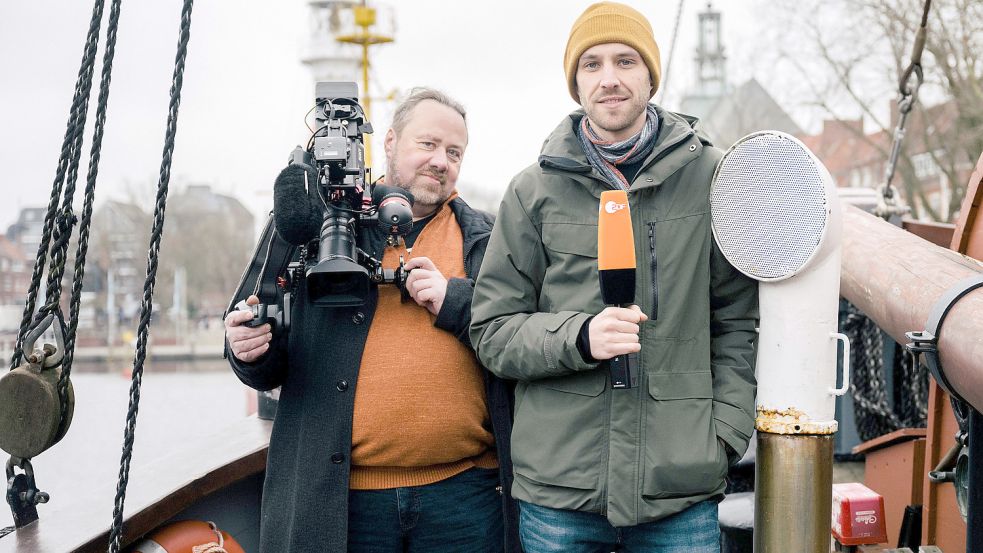 Kameramann Thomas Henke und Reporter Simon Hrubesch, hier auf dem Museumsschiff Heringslogger AE7, sind vier Wochen für das ZDF in Emden. Foto: ZDF/Roman Pawlowski