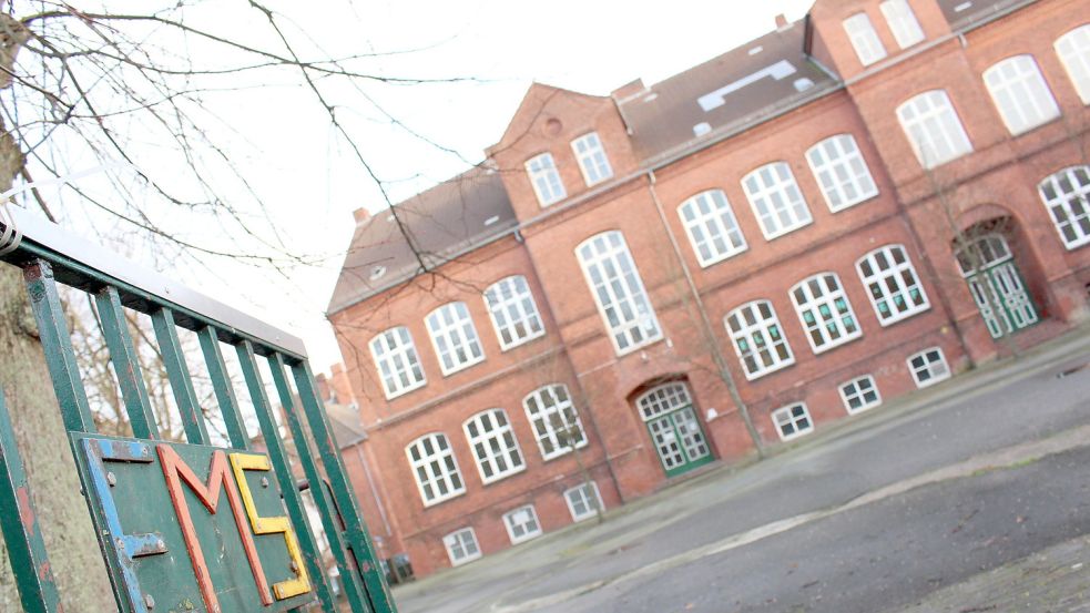 Die ehemalige Emsschule in der Emder Altstadt könnte bald zu neuem Leben erweckt werden. Im Souterrain, im Erd- und im Obergeschoss soll eine Kita einziehen. Foto: Alberts/Archiv