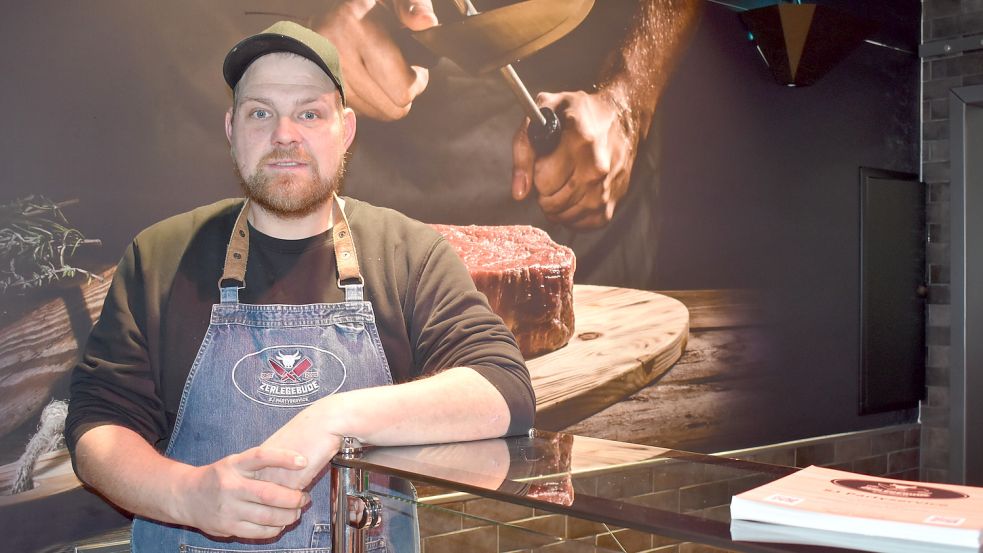 Der Idafehner Fleischer Stefan Janßen steht in seinem Verkaufsladen, den er zurzeit aufgrund von Personalproblemen geschlossen hat. Foto: Zein