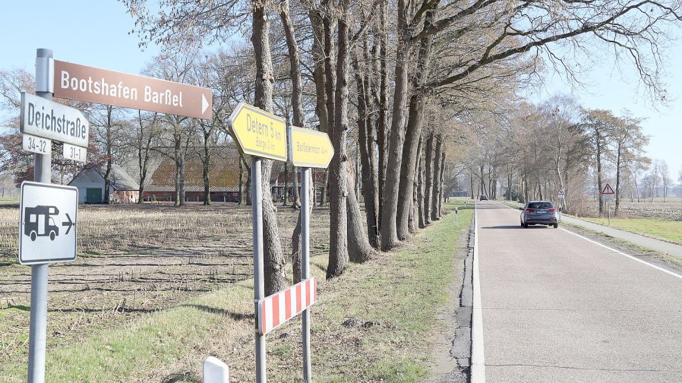 Die Kreisstraße 307 (Deichstraße) in Barßelermoor wird 2024 auf sechs Meter verbreitet und als Deich erhöht werden. Foto: Passmann