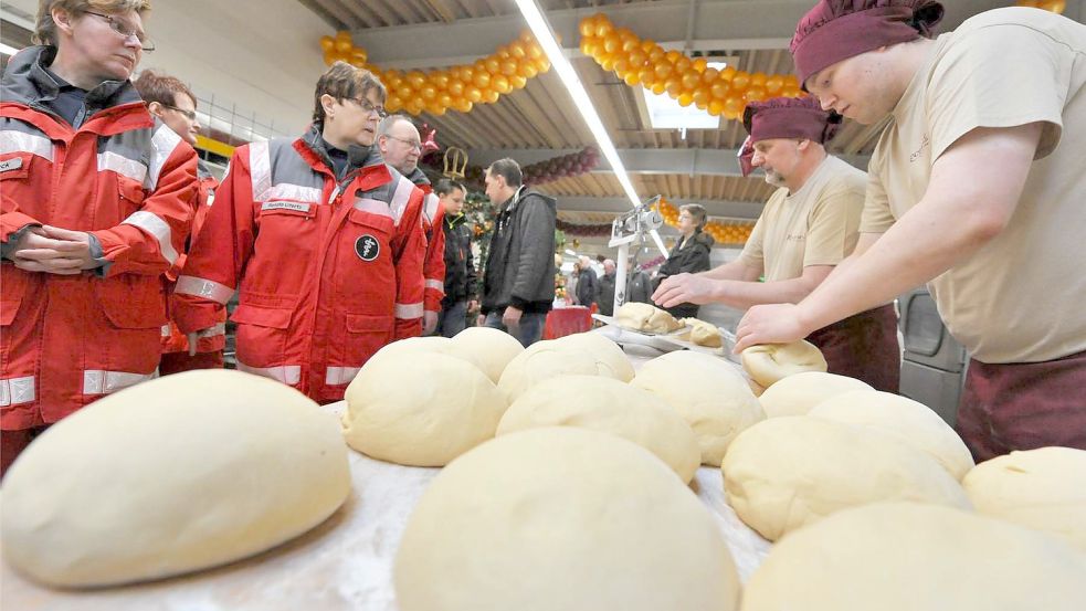 Im Traditionsbetrieb von Rector wird das Brot noch handgeformt. Das Foto zeigt einen Blick in die Backstube. Die war vor Jahren bei einem Tag der offenen Tür in Georgsheil zugänglich. Foto: Archiv/Ortgies