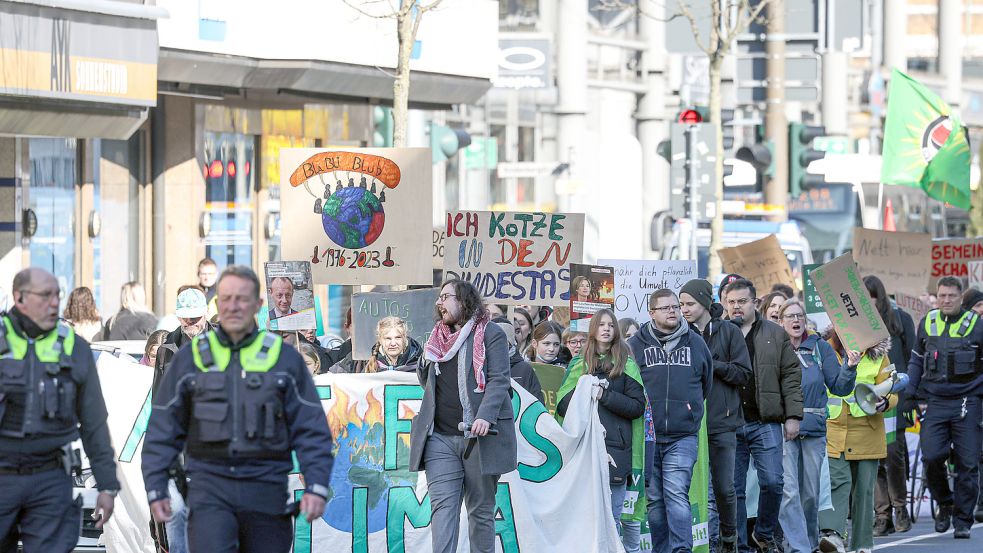 Demonstranten von „Fridays for Future“ in Siegen am Freitag (3. März). Foto: Imago Images/Rene Traut