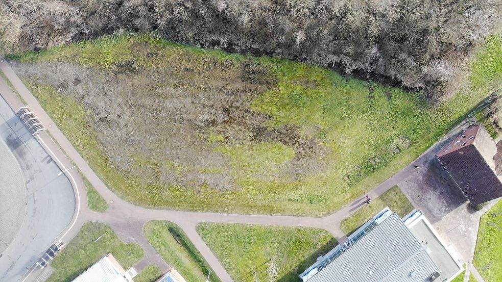 Auf dieser Fläche hinter dem Jugendhaus und dem Udo-Solick-Bad (rechts unten im Bild), soll ein Mehrgenerationenplatz entstehen. Foto: privat