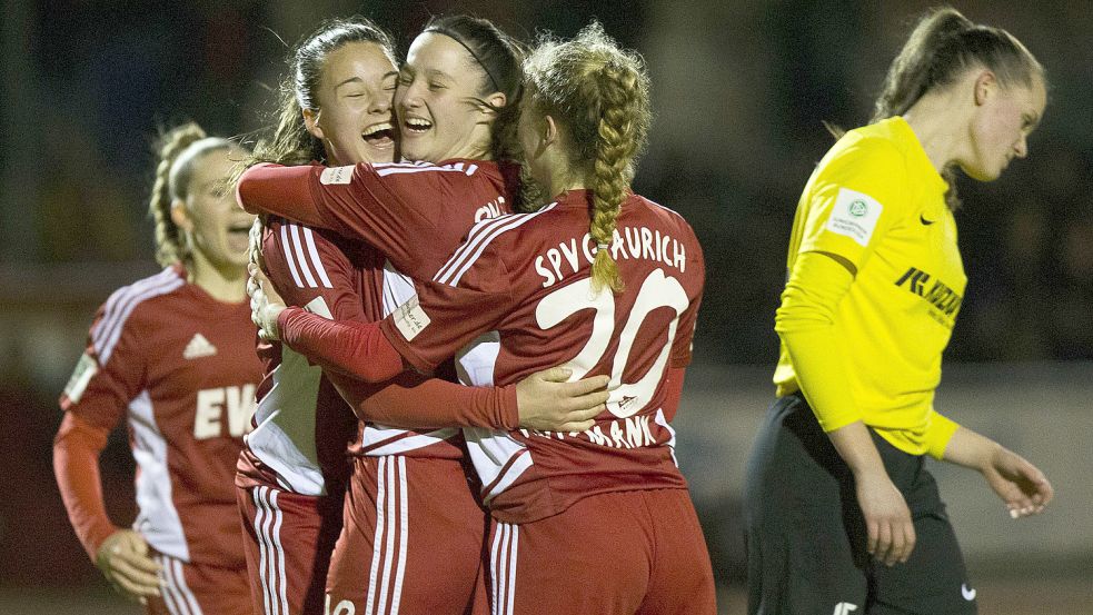 Groß war der Auricher Jubel beim 1:0 durch Ana-Carolin Hoffmann (Zweite von rechts). Fotos: Doden, Emden