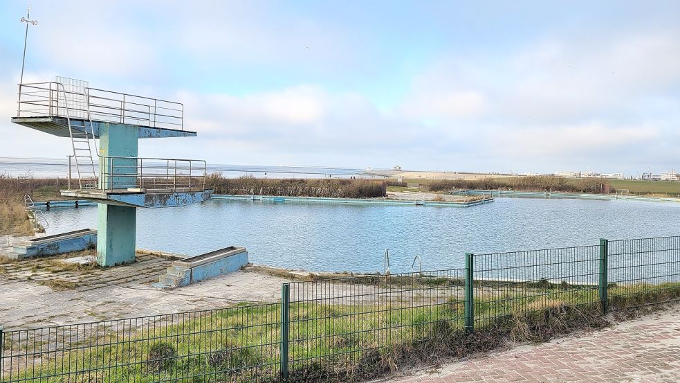 Das alte Freibad in Norddeich gammelt langsam vor sich hin. Schon bald soll hier ein neues Becken gebaut werden. Foto: Rebecca Kresse