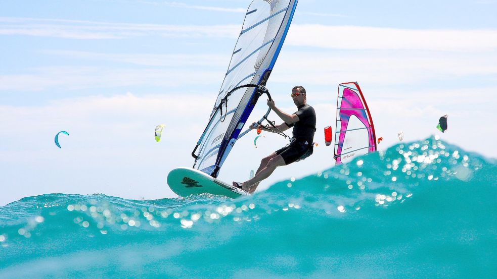 Im Sommer wird unter anderem ein Surfkurs auf dem Großen Meer angeboten. Symbolbild: pixabay