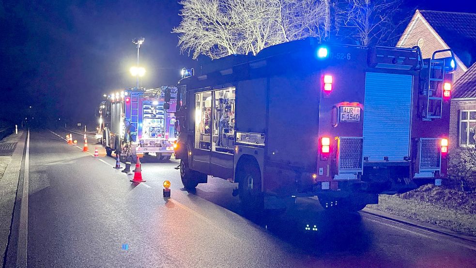 Während des Einsatzes musste eine Spur der Bundesstraße 210 (Esenser Straße) gesperrt werden. Foto: Feuerwehr