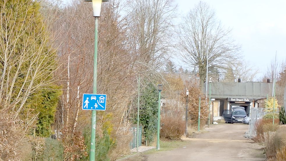 Sonntagmorgen waren Personen im Vereinsheim der Kolonie (Hintergrund) und räumten offenbar auf. „Das Vereinsheim soll Kleinholz sein“, berichtet ein Anwohner. Foto: Benjamin Steinhausen