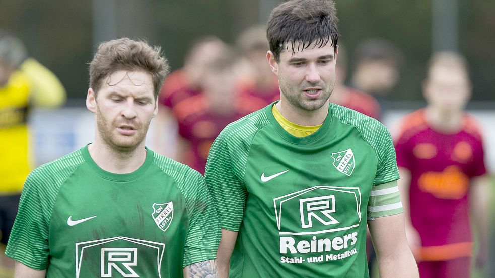 Bedient waren die Firreler Spieler um Kapitän Tim Schouwer (rechts) nach der Partie in Bad Rothenfelde. Archivfoto: Doden, Emden